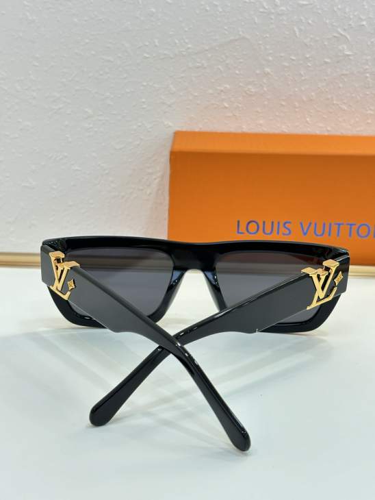 Picture of Louis Vuitton Sunglasses _SKUfw79615810fw